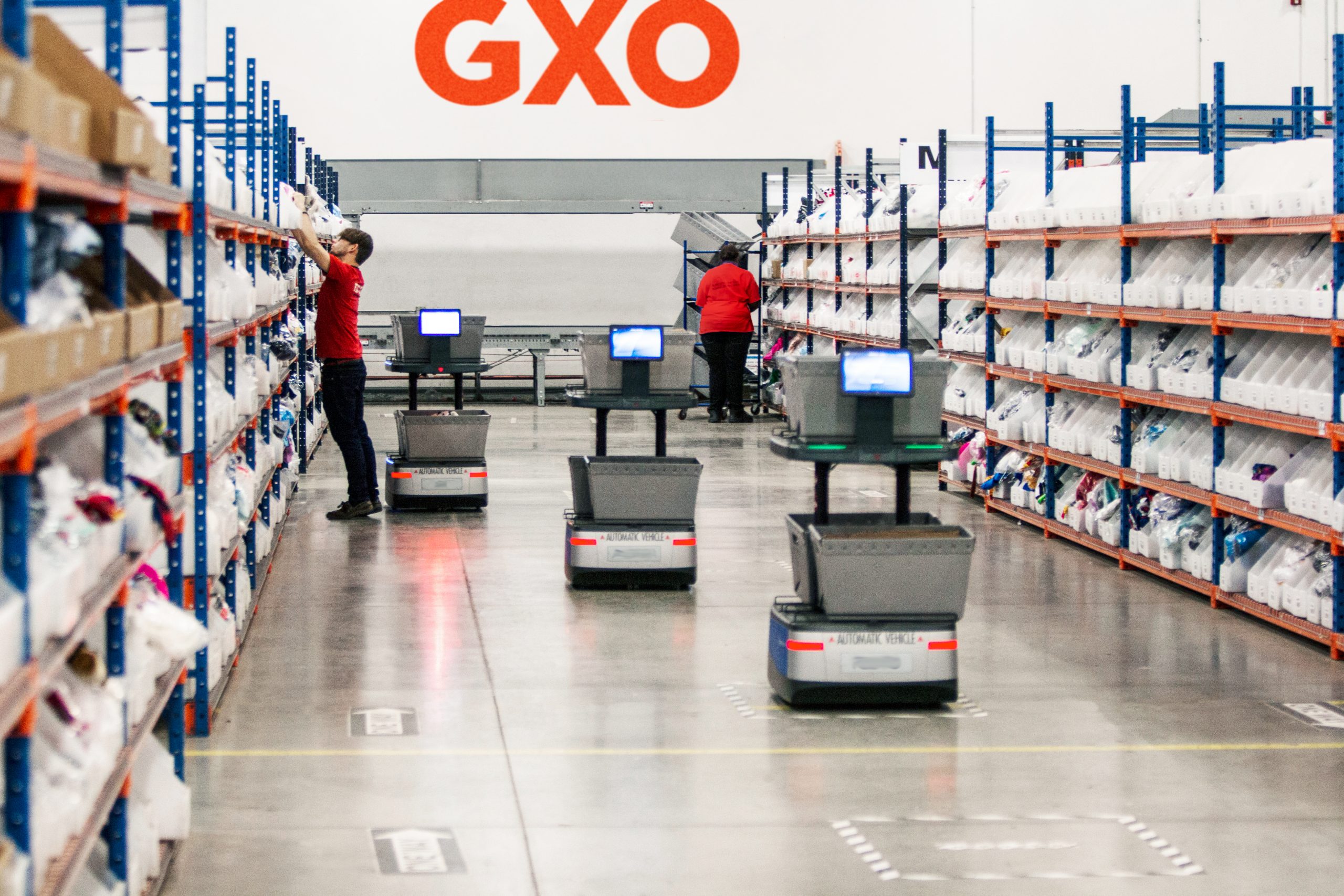 Picking accompanied by robots at GXO